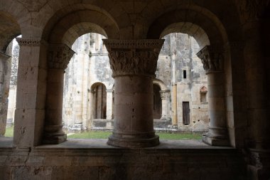 Sauve-Majeure manastırı kalıntıları, ilk milenyumdan kalma ve Fransa 'da yer alıyor..