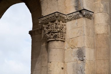 Sauve-Majeure manastırı kalıntıları, ilk milenyumdan kalma ve Fransa 'da yer alıyor..