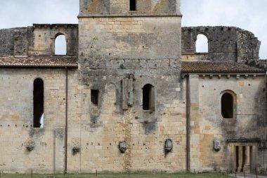 Sauve-Majeure manastırı kalıntıları, ilk milenyumdan kalma ve Fransa 'da yer alıyor..