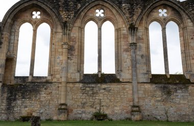 Sauve-Majeure manastırı kalıntıları, ilk milenyumdan kalma ve Fransa 'da yer alıyor..