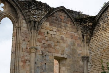 Sauve-Majeure manastırı kalıntıları, ilk milenyumdan kalma ve Fransa 'da yer alıyor..