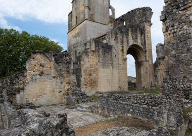 Sauve-Majeure manastırı kalıntıları, ilk milenyumdan kalma ve Fransa 'da yer alıyor..