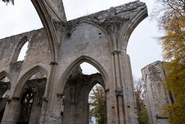 Jumieges manastırı kalıntıları, ilk milenyumdan kalma ve Fransa 'da yer alıyor..