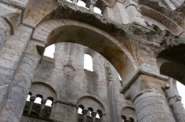 Jumieges manastırı kalıntıları, ilk milenyumdan kalma ve Fransa 'da yer alıyor..