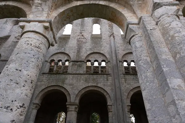 Jumieges manastırı kalıntıları, ilk milenyumdan kalma ve Fransa 'da yer alıyor..