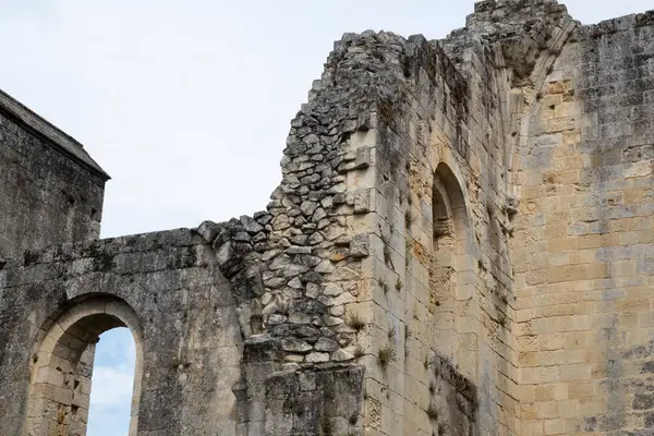Sauve-Majeure manastırı kalıntıları, ilk milenyumdan kalma ve Fransa 'da yer alıyor..