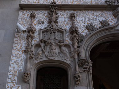 İspanya 'nın Barcelona şehrinde ilginç Art Nouveau Mimari Binaları ön yüzü. (Arquitectura modernista). Bu süslü binaların çoğu 20. yüzyılın başlarından kalma..
