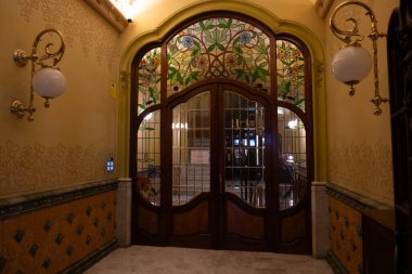 İspanya 'nın Barcelona şehrinde ilginç Art Nouveau Mimari Binaları ön yüzü. (Arquitectura modernista). Bu süslü binaların çoğu 20. yüzyılın başlarından kalma..