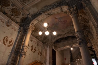 İspanya 'nın Barcelona şehrinde ilginç Art Nouveau Mimari Binaları ön yüzü. (Arquitectura modernista). Bu süslü binaların çoğu 20. yüzyılın başlarından kalma..