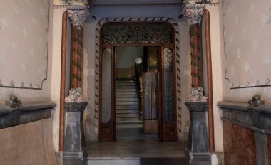 İspanya 'nın Barcelona şehrinde ilginç Art Nouveau Mimari Binaları ön yüzü. (Arquitectura modernista). Bu süslü binaların çoğu 20. yüzyılın başlarından kalma..