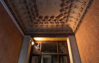 İspanya 'nın Barcelona şehrinde ilginç Art Nouveau Mimari Binaları ön yüzü. (Arquitectura modernista). Bu süslü binaların çoğu 20. yüzyılın başlarından kalma..