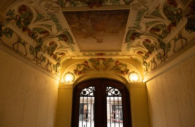 İspanya 'nın Barcelona şehrinde ilginç Art Nouveau Mimari Binaları ön yüzü. (Arquitectura modernista). Bu süslü binaların çoğu 20. yüzyılın başlarından kalma..