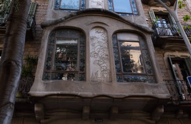 İspanya 'nın Barcelona şehrinde ilginç Art Nouveau Mimari Binaları ön yüzü. (Arquitectura modernista). Bu süslü binaların çoğu 20. yüzyılın başlarından kalma..
