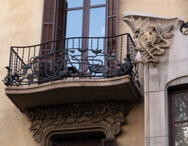 İspanya 'nın Barcelona şehrinde ilginç Art Nouveau Mimari Binaları ön yüzü. (Arquitectura modernista). Bu süslü binaların çoğu 20. yüzyılın başlarından kalma..