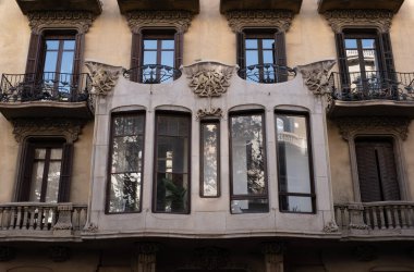 İspanya 'nın Barcelona şehrinde ilginç Art Nouveau Mimari Binaları ön yüzü. (Arquitectura modernista). Bu süslü binaların çoğu 20. yüzyılın başlarından kalma..