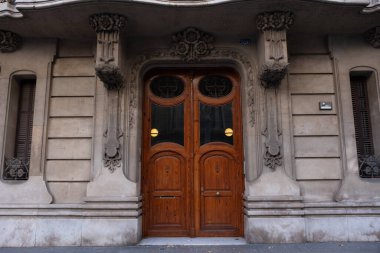 İspanya 'nın Barcelona şehrinde ilginç Art Nouveau Mimari Binaları ön yüzü. (Arquitectura modernista). Bu süslü binaların çoğu 20. yüzyılın başlarından kalma..