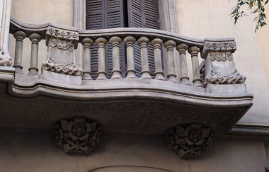 İspanya 'nın Barcelona şehrinde ilginç Art Nouveau Mimari Binaları ön yüzü. (Arquitectura modernista). Bu süslü binaların çoğu 20. yüzyılın başlarından kalma..