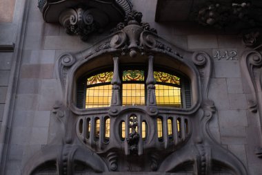 İspanya 'nın Barcelona şehrinde ilginç Art Nouveau Mimari Binaları ön yüzü. (Arquitectura modernista). Bu süslü binaların çoğu 20. yüzyılın başlarından kalma..