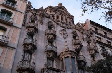 İspanya 'nın Barcelona şehrinde ilginç Art Nouveau Mimari Binaları ön yüzü. (Arquitectura modernista). Bu süslü binaların çoğu 20. yüzyılın başlarından kalma..