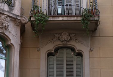 İspanya 'nın Barcelona şehrinde ilginç Art Nouveau Mimari Binaları ön yüzü. (Arquitectura modernista). Bu süslü binaların çoğu 20. yüzyılın başlarından kalma..
