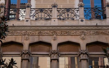 İspanya 'nın Barcelona şehrinde ilginç Art Nouveau Mimari Binaları ön yüzü. (Arquitectura modernista). Bu süslü binaların çoğu 20. yüzyılın başlarından kalma..