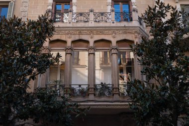 İspanya 'nın Barcelona şehrinde ilginç Art Nouveau Mimari Binaları ön yüzü. (Arquitectura modernista). Bu süslü binaların çoğu 20. yüzyılın başlarından kalma..