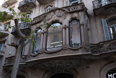 İspanya 'nın Barcelona şehrinde ilginç Art Nouveau Mimari Binaları ön yüzü. (Arquitectura modernista). Bu süslü binaların çoğu 20. yüzyılın başlarından kalma..