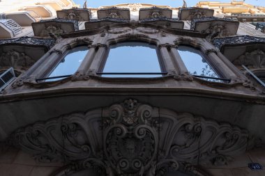 İspanya 'nın Barcelona şehrinde ilginç Art Nouveau Mimari Binaları ön yüzü. (Arquitectura modernista). Bu süslü binaların çoğu 20. yüzyılın başlarından kalma..