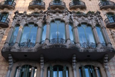 İspanya 'nın Barcelona şehrinde ilginç Art Nouveau Mimari Binaları ön yüzü. (Arquitectura modernista). Bu süslü binaların çoğu 20. yüzyılın başlarından kalma..