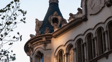 İspanya 'nın Barcelona şehrinde ilginç Art Nouveau Mimari Binaları ön yüzü. (Arquitectura modernista). Bu süslü binaların çoğu 20. yüzyılın başlarından kalma..