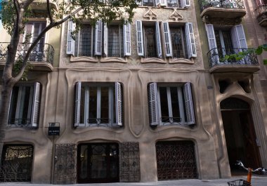 İspanya 'nın Barcelona şehrinde ilginç Art Nouveau Mimari Binaları ön yüzü. (Arquitectura modernista). Bu süslü binaların çoğu 20. yüzyılın başlarından kalma..