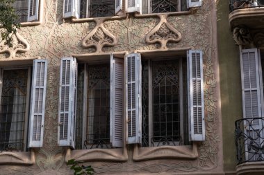 İspanya 'nın Barcelona şehrinde ilginç Art Nouveau Mimari Binaları ön yüzü. (Arquitectura modernista). Bu süslü binaların çoğu 20. yüzyılın başlarından kalma..
