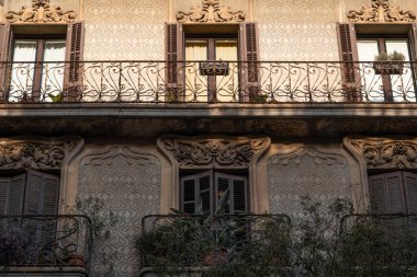 İspanya 'nın Barcelona şehrinde ilginç Art Nouveau Mimari Binaları ön yüzü. (Arquitectura modernista). Bu süslü binaların çoğu 20. yüzyılın başlarından kalma..