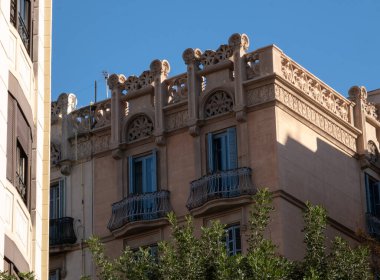İspanya 'nın Barcelona şehrinde ilginç Art Nouveau Mimari Binaları ön yüzü. (Arquitectura modernista). Bu süslü binaların çoğu 20. yüzyılın başlarından kalma..