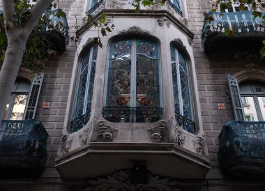 İspanya 'nın Barcelona şehrinde ilginç Art Nouveau Mimari Binaları ön yüzü. (Arquitectura modernista). Bu süslü binaların çoğu 20. yüzyılın başlarından kalma..