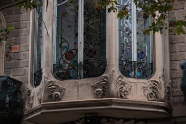 İspanya 'nın Barcelona şehrinde ilginç Art Nouveau Mimari Binaları ön yüzü. (Arquitectura modernista). Bu süslü binaların çoğu 20. yüzyılın başlarından kalma..