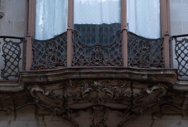 İspanya 'nın Barcelona şehrinde ilginç Art Nouveau Mimari Binaları ön yüzü. (Arquitectura modernista). Bu süslü binaların çoğu 20. yüzyılın başlarından kalma..