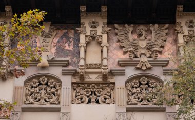 İspanya 'nın Barcelona şehrinde ilginç Art Nouveau Mimari Binaları ön yüzü. (Arquitectura modernista). Bu süslü binaların çoğu 20. yüzyılın başlarından kalma..