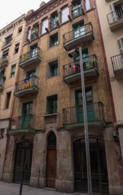 İspanya 'nın Barcelona şehrinde ilginç Art Nouveau Mimari Binaları ön yüzü. (Arquitectura modernista). Bu süslü binaların çoğu 20. yüzyılın başlarından kalma..