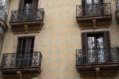 İspanya 'nın Barcelona şehrinde ilginç Art Nouveau Mimari Binaları ön yüzü. (Arquitectura modernista). Bu süslü binaların çoğu 20. yüzyılın başlarından kalma..