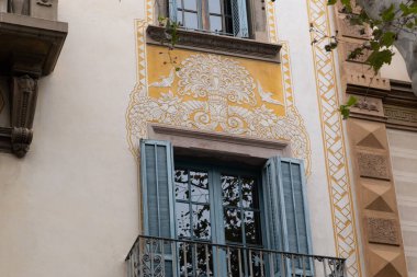 İspanya 'nın Barcelona şehrinde ilginç Art Nouveau Mimari Binaları ön yüzü. (Arquitectura modernista). Bu süslü binaların çoğu 20. yüzyılın başlarından kalma..