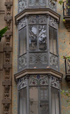 İspanya 'nın Barcelona şehrinde ilginç Art Nouveau Mimari Binaları ön yüzü. (Arquitectura modernista). Bu süslü binaların çoğu 20. yüzyılın başlarından kalma..
