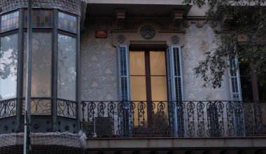 İspanya 'nın Barcelona şehrinde ilginç Art Nouveau Mimari Binaları ön yüzü. (Arquitectura modernista). Bu süslü binaların çoğu 20. yüzyılın başlarından kalma..