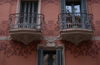 İspanya 'nın Barcelona şehrinde ilginç Art Nouveau Mimari Binaları ön yüzü. (Arquitectura modernista). Bu süslü binaların çoğu 20. yüzyılın başlarından kalma..