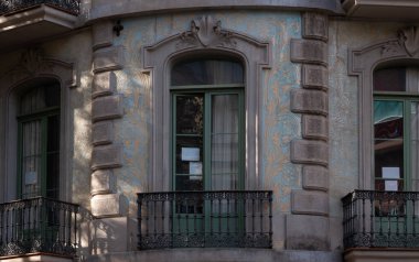 İspanya 'nın Barcelona şehrinde ilginç Art Nouveau Mimari Binaları ön yüzü. (Arquitectura modernista). Bu süslü binaların çoğu 20. yüzyılın başlarından kalma..