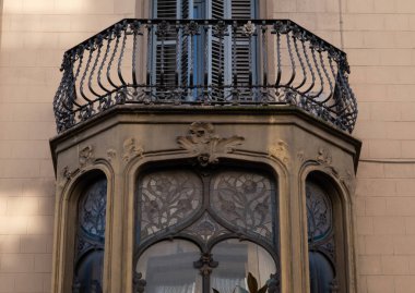İspanya 'nın Barcelona şehrinde ilginç Art Nouveau Mimari Binaları ön yüzü. (Arquitectura modernista). Bu süslü binaların çoğu 20. yüzyılın başlarından kalma..