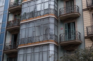 İspanya 'nın Barcelona şehrinde ilginç Art Nouveau Mimari Binaları ön yüzü. (Arquitectura modernista). Bu süslü binaların çoğu 20. yüzyılın başlarından kalma..
