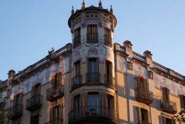 İspanya 'nın Barcelona şehrinde ilginç Art Nouveau Mimari Binaları ön yüzü. (Arquitectura modernista). Bu süslü binaların çoğu 20. yüzyılın başlarından kalma..
