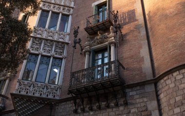 İspanya 'nın Barcelona şehrinde ilginç Art Nouveau Mimari Binaları ön yüzü. (Arquitectura modernista). Bu süslü binaların çoğu 20. yüzyılın başlarından kalma..