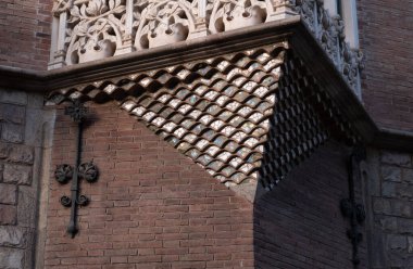 İspanya 'nın Barcelona şehrinde ilginç Art Nouveau Mimari Binaları ön yüzü. (Arquitectura modernista). Bu süslü binaların çoğu 20. yüzyılın başlarından kalma..